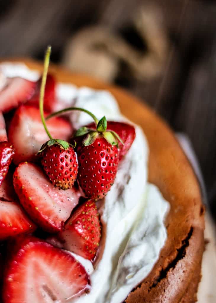 Delicious cheesecake with strawberries 